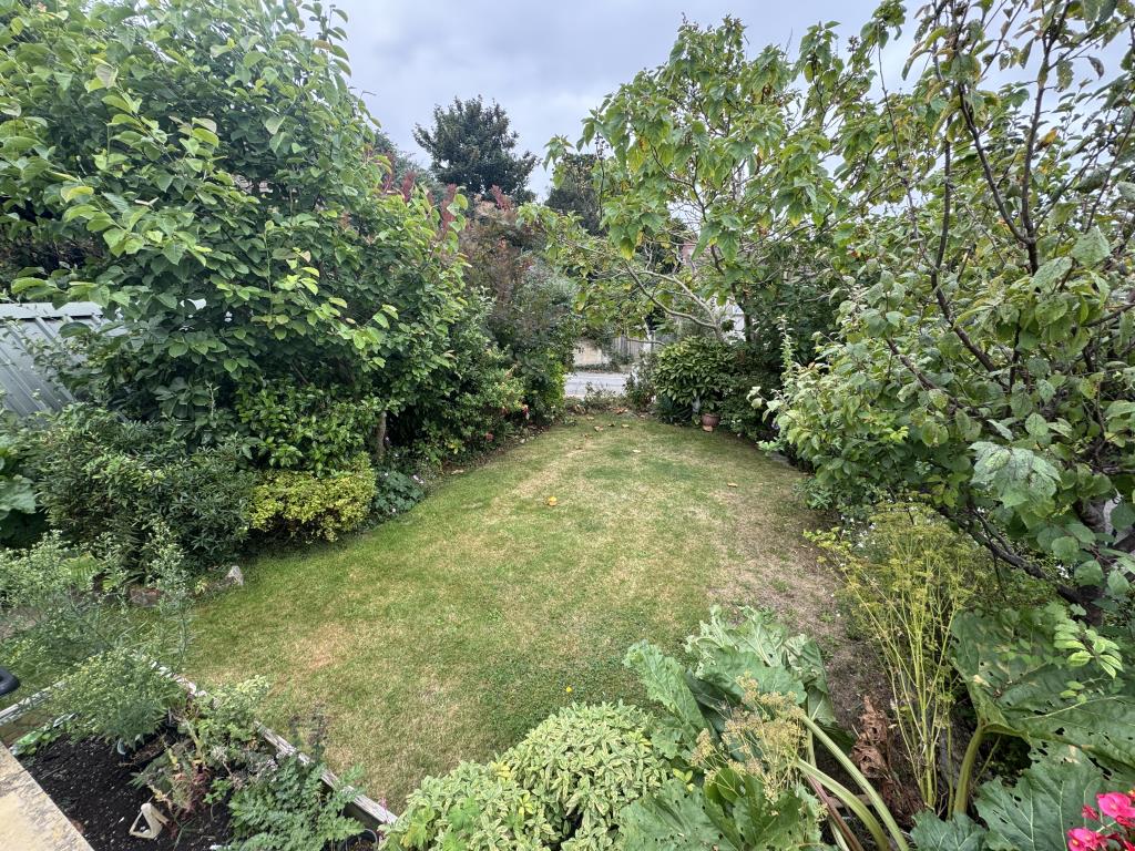 Lot: 127 - DETACHED BUNGALOW WITH ANNEXE AND FURTHER POTENTIAL - Garden